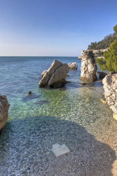 Spiaggia rocciosa mediterranea — Foto Stock