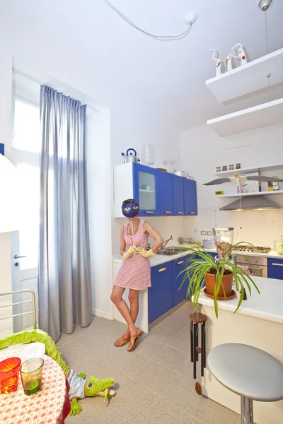 Lindo adolescente en la cocina — Foto de Stock