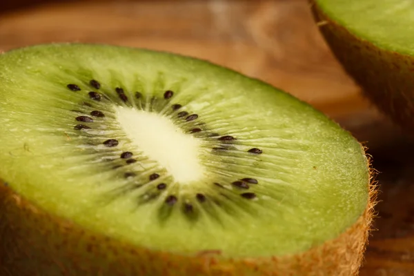 Krásný plátek čerstvého šťavnatého kiwi — Stock fotografie