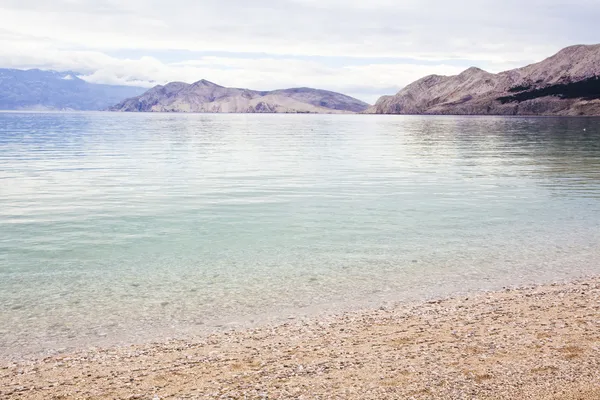 Plage assez nuageuse en croatie, baska — Photo