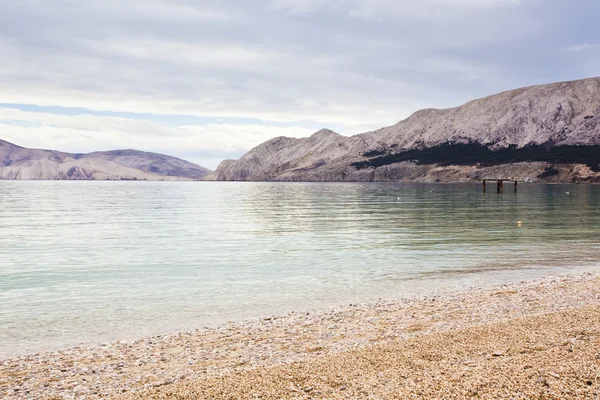 Praia bastante nublada na croácia, baska — Fotografia de Stock