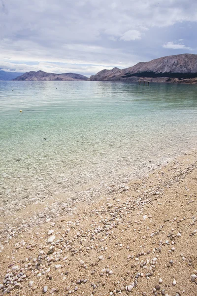 Praia bastante nublada na croácia, baska — Fotografia de Stock