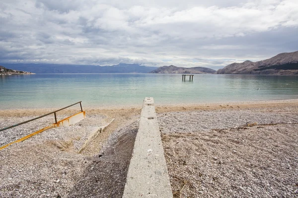 Praia bastante nublada na croácia, baska — Fotografia de Stock