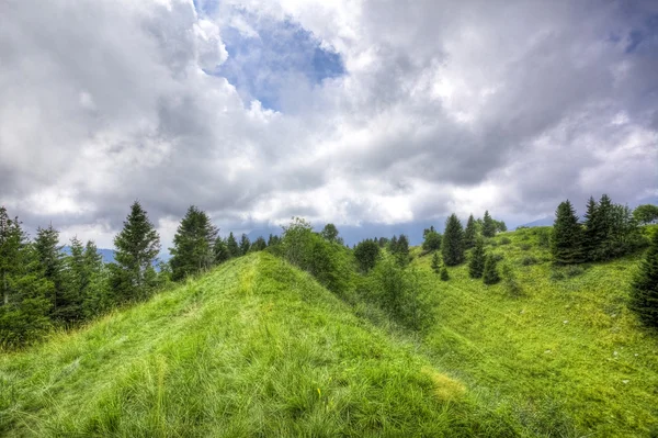 Bewolkt bergdal — Stockfoto