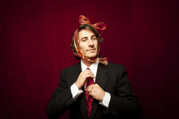 Młody zabawny facet z czerwoną wstążką na głowie — Zdjęcie stockowe