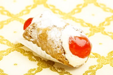 mujer joven con gatito bengal