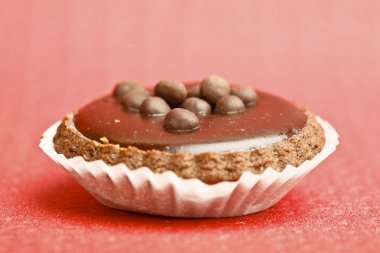 mujer joven con gatito bengal