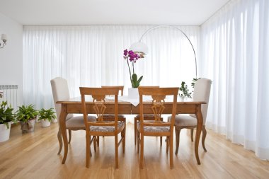 Beyaz perdeler ile modern yemek odası