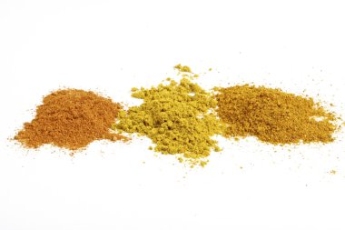 beyaz zemin üzerine çeşitli zemin baharat yığınları