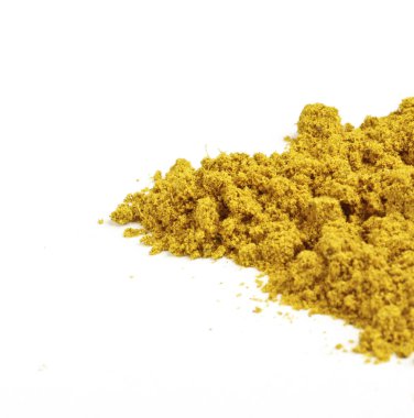Tumeric toz, beyaz zemin üzerine sarı bir baharat.