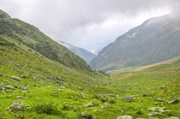 Cloudy mountain valley — Stock Photo, Image