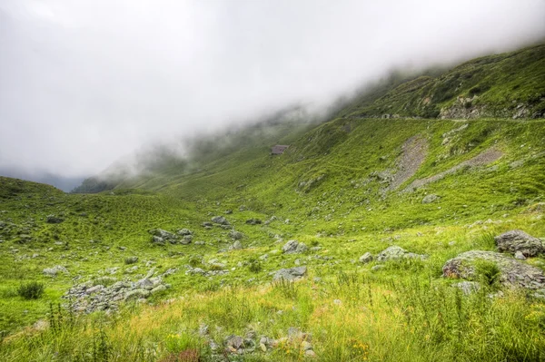 Pochmurna dolina górska — Zdjęcie stockowe