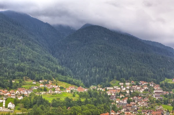 Villaggio di montagna in una giornata nuvolosa — Foto Stock