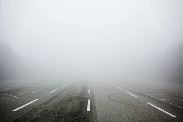 在雾中的路 — 图库照片