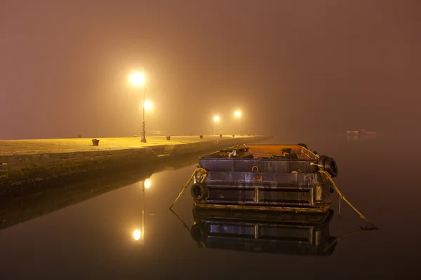 Ködös seascape port, az éjszakai — Stock Fotó