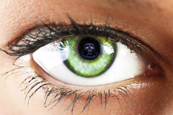 Flickans grönt öga nära återspeglas upp med skalle grönt öga nära — Stockfoto