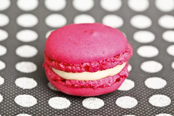 Schöne kleine Torte auf buntem Hintergrund — Stockfoto