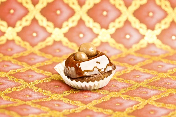 Beautiful little cake on colorful wallpaper background — Stock Photo, Image