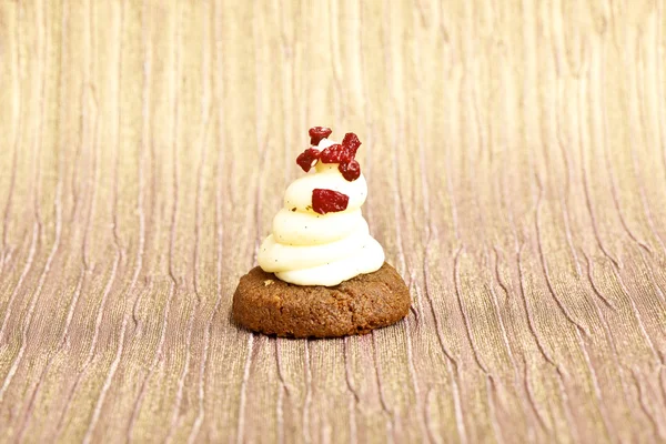 화려한 바탕 화면 배경에서 아름 다운 작은 케이크 — 스톡 사진