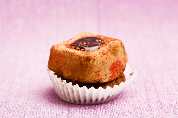 Kue kecil yang indah dengan latar belakang kertas dinding yang berwarna-warni — Stok Foto