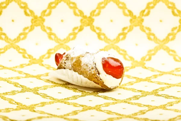 화려한 바탕 화면 배경에서 아름 다운 작은 케이크 — 스톡 사진