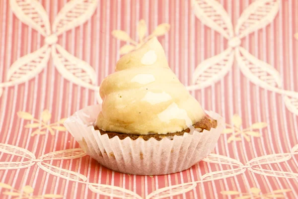 Schöne kleine Torte auf buntem Hintergrund — Stockfoto