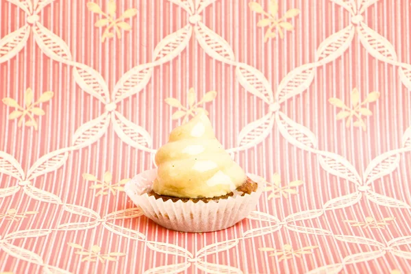 Beautiful little cake on colorful wallpaper background — Stock Photo, Image