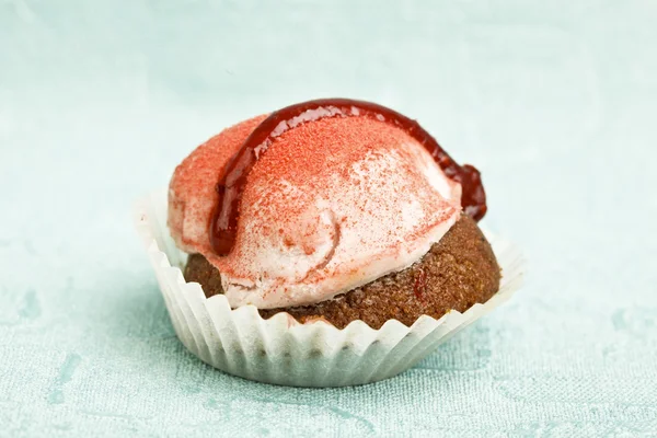 Bolinho bonito no fundo do papel de parede colorido — Fotografia de Stock