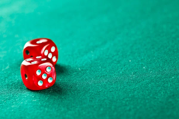 Dices sul tavolo da gioco — Foto Stock