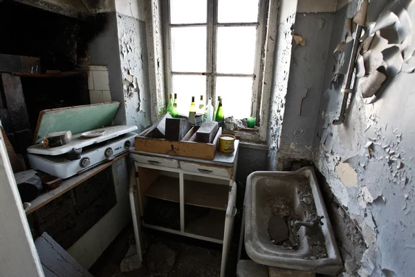 Старая заброшенная винтажная кухня — стоковое фото
