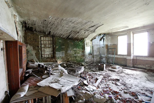 Antigua habitación vintage abandonada —  Fotos de Stock