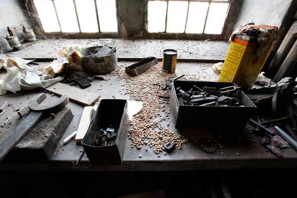 Старые старинные инструменты на столе — стоковое фото