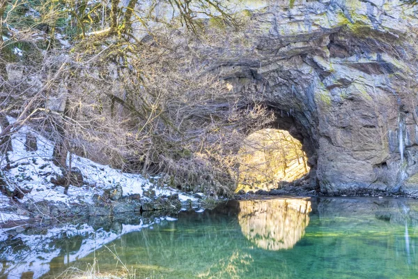 Túnel natural del río invierno —  Fotos de Stock