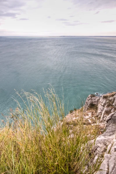 Vue panoramique sur la mer depuis la falaise en hiver — Photo