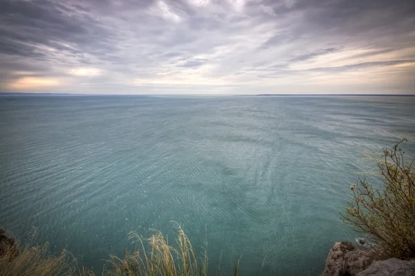 Vue panoramique sur la mer depuis la falaise en hiver — Photo