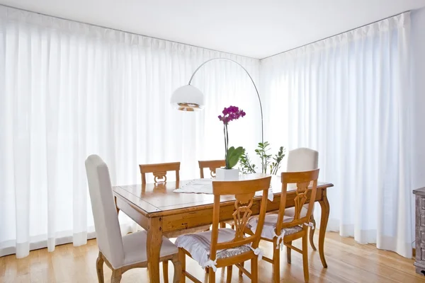 Sala de jantar moderna com cortinas brancas — Fotografia de Stock