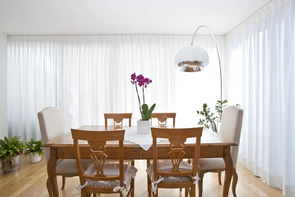 Sala de jantar moderna com cortinas brancas — Fotografia de Stock