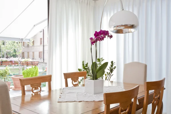 Modern dining room with white curtains — Stock Photo, Image