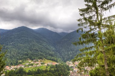 bulutlu bir günde dağ köyü