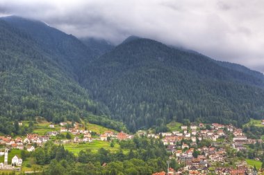 bulutlu bir günde dağ köyü