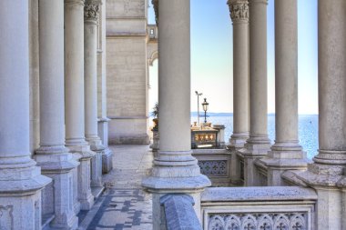 miramare kale trieste denizde balkonda