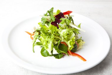 beyaz peynir, domates ve biber yeşil salata