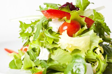 beyaz peynir, domates ve biber yeşil salata