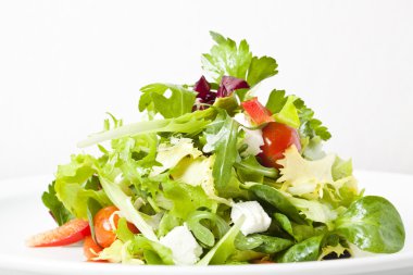 beyaz peynir, domates ve biber yeşil salata