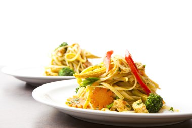 Kızarmış noodle Asya tarzı yemek