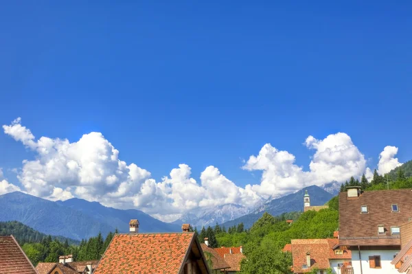 Pueblo de montaña en verano — Foto de Stock