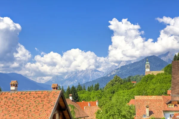 Villaggio di montagna in estate — Foto Stock