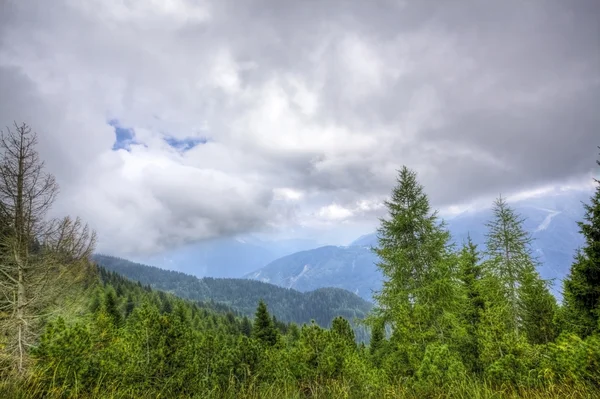 Nublado valle de montaña — Foto de Stock