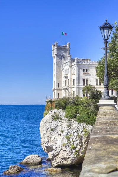 Hermoso castillo blanco miramare en trieste italia — Foto de Stock