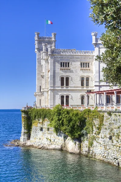 Wunderschönes weißes miramare schloss in trieste italien — Stockfoto